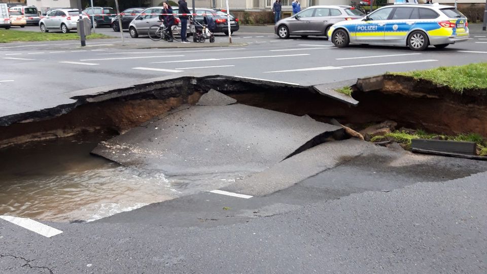 Nachrichten Deutschland Köln Fahrbahn in Köln ist großflächig abgesackt
