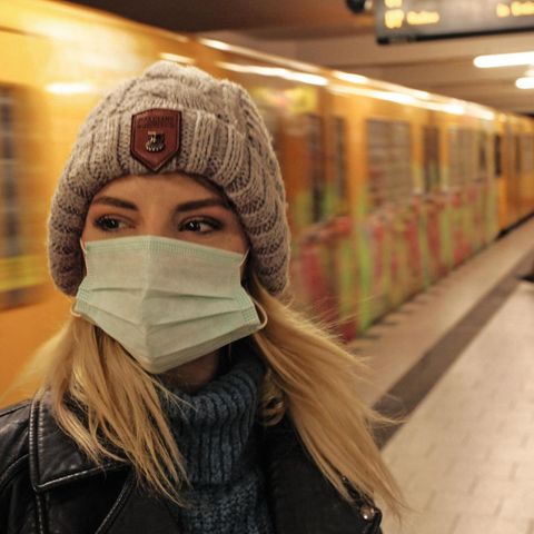 Frau mit Maske in Berlin