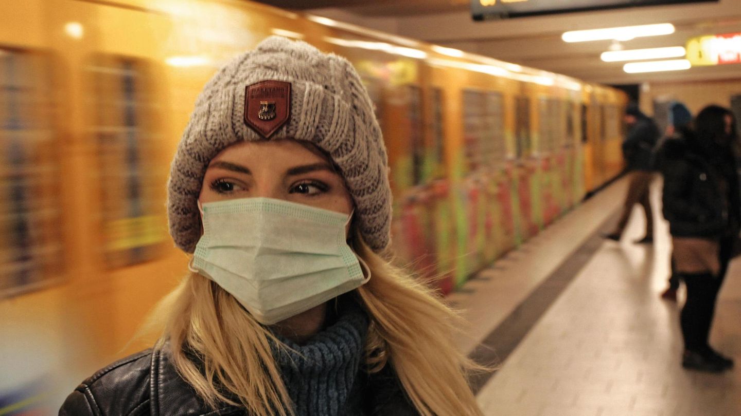 Frau mit Maske in Berlin