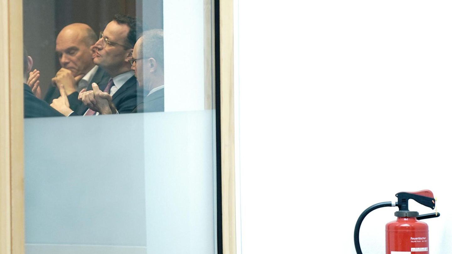 Bundesgesundheitsminister Jens Spahn berät sich vor einer Pressekonferenz mit Experten