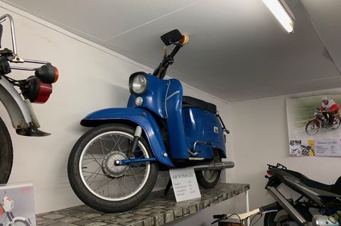 Blaue Schwalbe steht im Regal