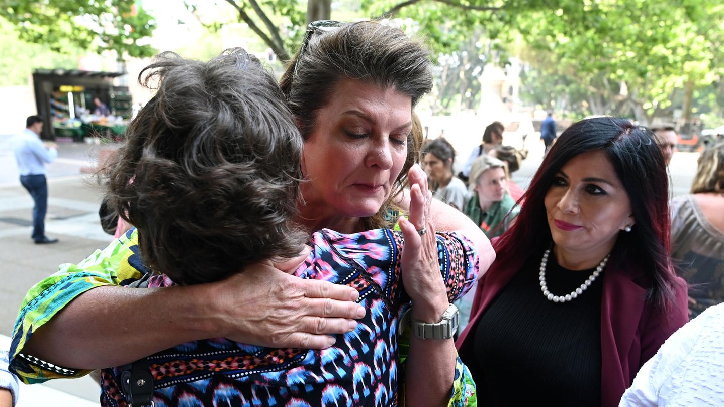 Julie Davis umarmt eine weitere Betroffene vor dem Gerichtsgebäude