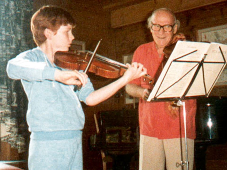 Daniel Hope 1983 mit seinem musikalischen Lehrer und Mentor Yehudi Menuhin Daniel Hope 1983 mit seinem musikalischen Lehrer und Mentor Yehudi Menuhin