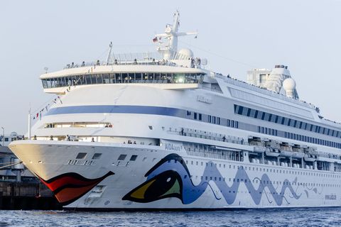 Im norwegischen Haugesund sitzt die "Aida Aura" fest. Zwei Passagiere fürchten, sich mit dem neuen Coronavirus angesteckt zu haben.