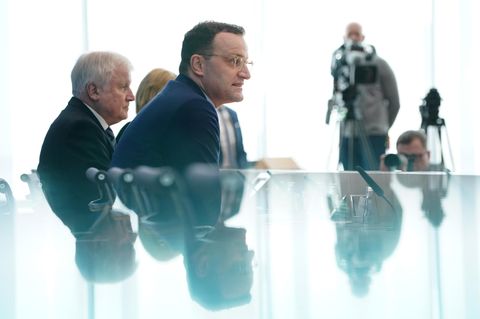 Horst Seehofer und Jens Spahn von der Seite fotografiert