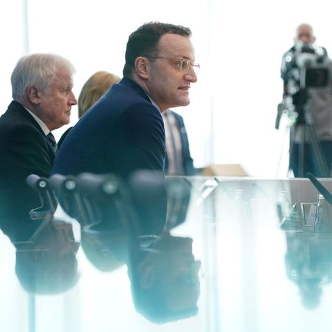 Horst Seehofer und Jens Spahn von der Seite fotografiert