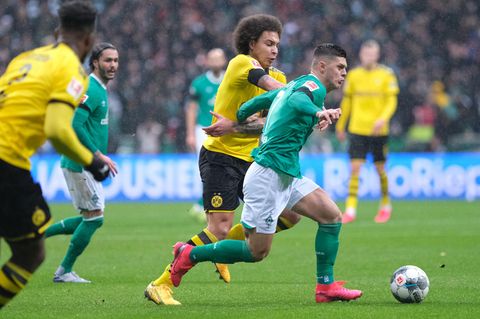 Werders Milot Rashica (r.) und Dortmunds Axel Witsel kämpfen um den Ball