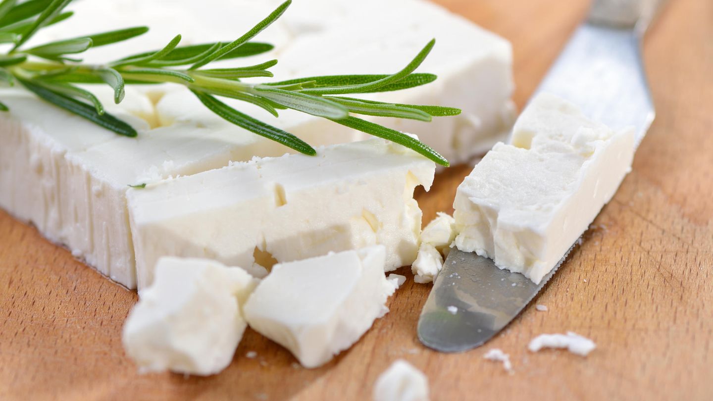 Allergie Fetakäse: Ein Stück Feta liegt auf einem Holzbrett