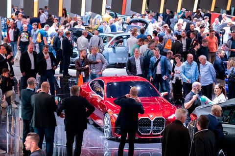 Messebesucher der Internationalen Automobil-Ausstellung (IAA) schauen sich auf dem Messestand von BMW das Concept 4 Fahrzeug an