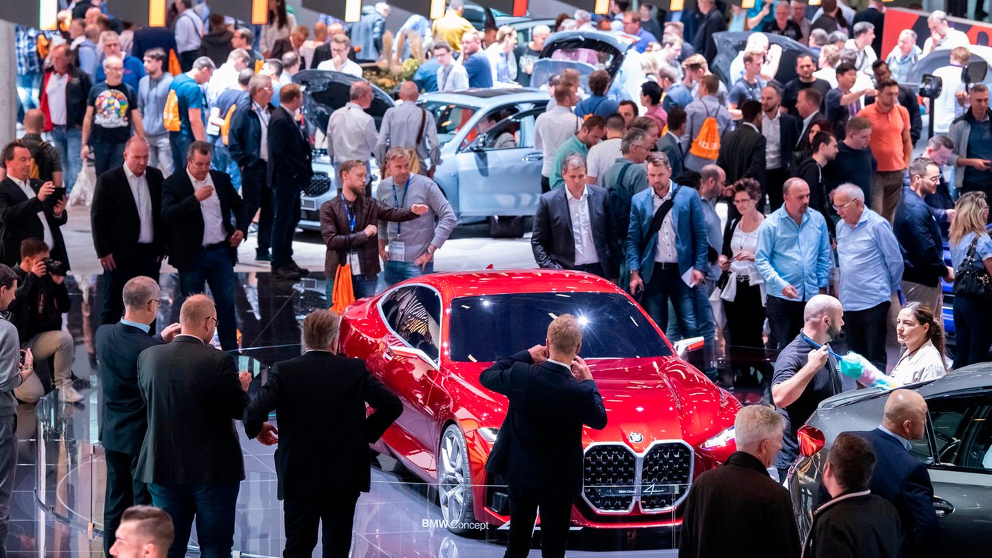 Messebesucher der Internationalen Automobil-Ausstellung (IAA) schauen sich auf dem Messestand von BMW das Concept 4 Fahrzeug an