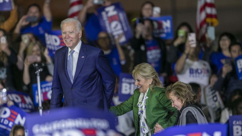 Joe Biden am Super Tuesday mit seiner Frau Jill und seiner Schwester Valerie Biden Owens Joe Biden am Super Tuesday mit seiner Frau Jill und seiner Schwester Valerie Biden Owens