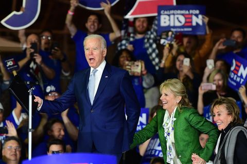 Joe Biden betritt mit seiner Frau und seiner Schwester eine Bühne