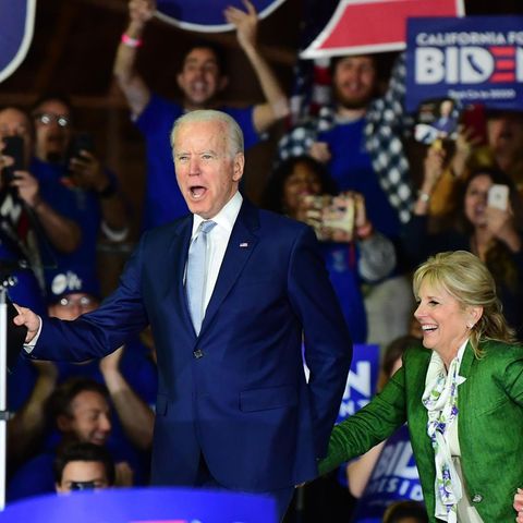 Joe Biden betritt mit seiner Frau und seiner Schwester eine Bühne