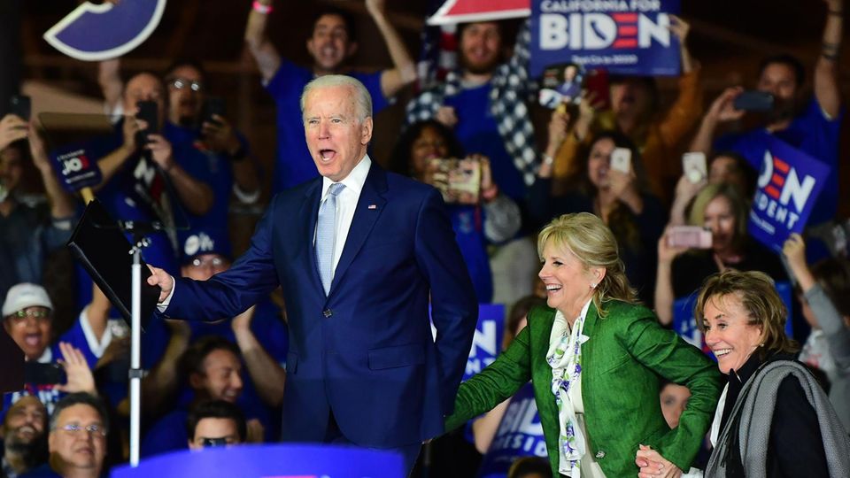 Joe Biden betritt mit seiner Frau und seiner Schwester eine Bühne
