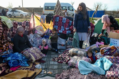 Migranten haben auf einem Feld in der Nähe der türkisch-griechischen Grenze ein Lager eingerichtet