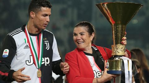 Ronaldo Mutter Dolores Aveiro hält im Mai 2019 den italienischen Meisterschaftspokal