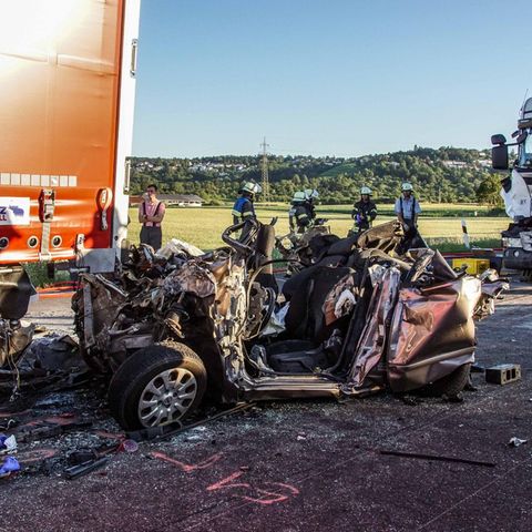 Ein ausgebranntes und komplett zerquetschtes Autowrack