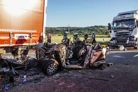Ein ausgebranntes und komplett zerquetschtes Autowrack