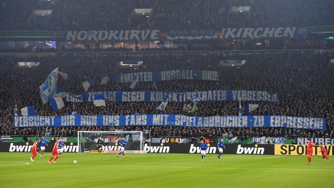 Mit Diesen Spruchen Protestieren Schalke Fans Gegen Dfb Und Eigenen Klub Stern De