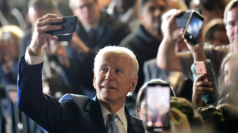 Joe Biden am Super Tuesday: Selfie mit seinen Supportern