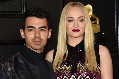 Sophie Turner mit blonden langen Haaren neben ihrem Ehemann Joe Jonas