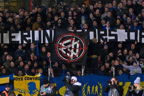 Fans des Viertligisten 1. FC Saarbrücken protestieren während des Pokalspiels gegen Fortuna Düsseldorf gegen den DFB