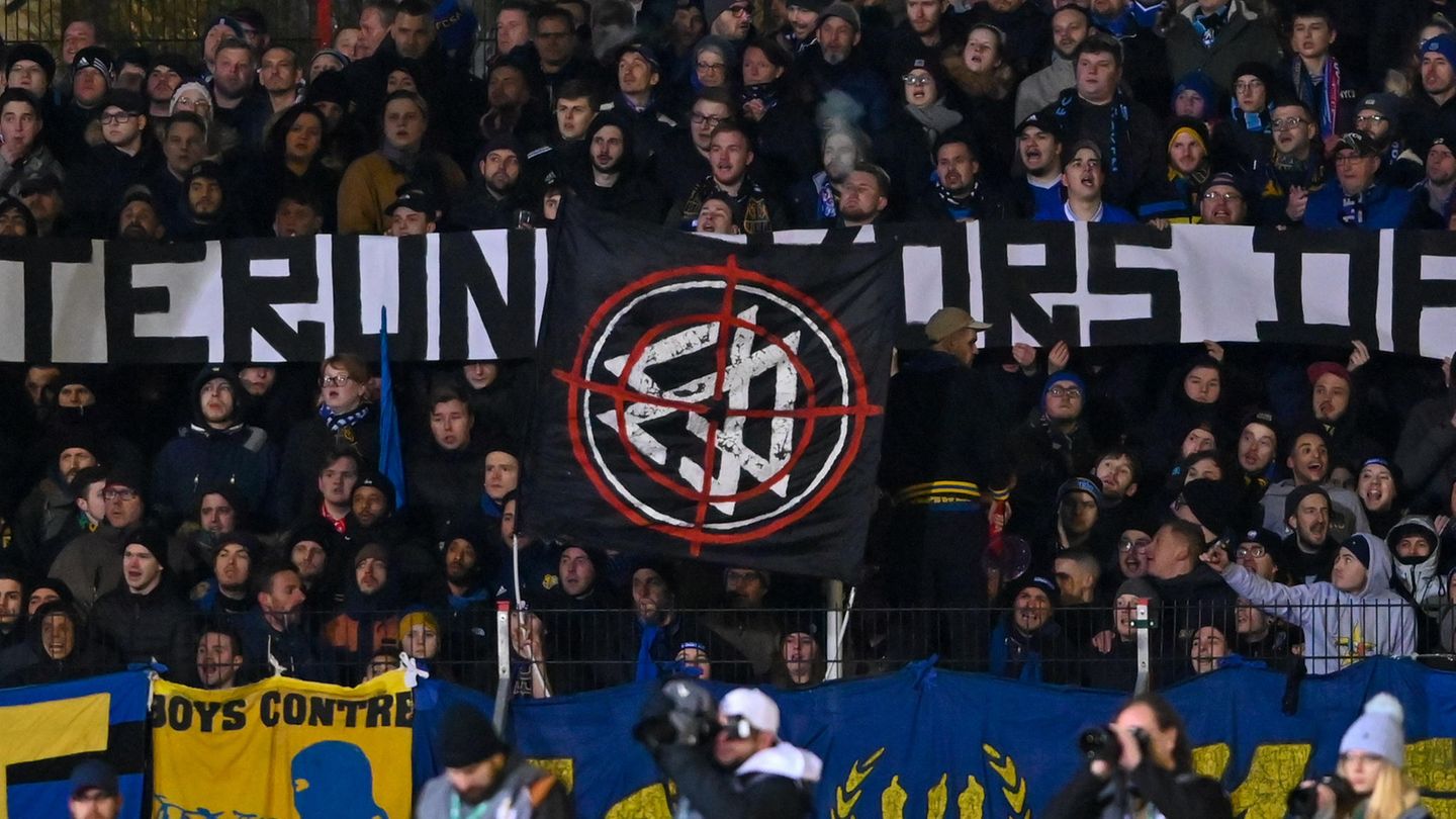 Fans des Viertligisten 1. FC Saarbrücken protestieren während des Pokalspiels gegen Fortuna Düsseldorf gegen den DFB