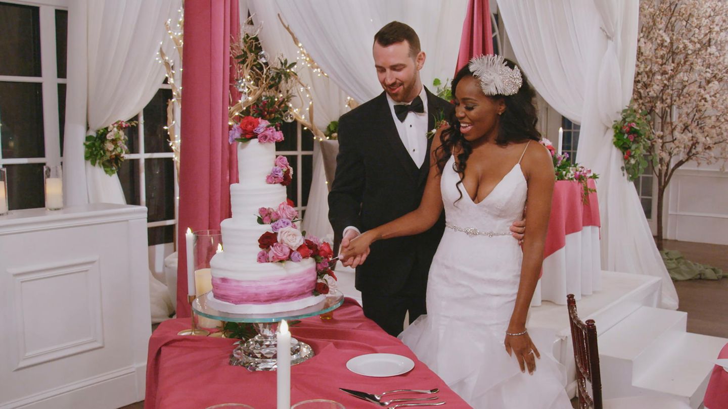 Lauren und Cameron schneiden in "Love Is Blind" ihre Hochzeitstorte an