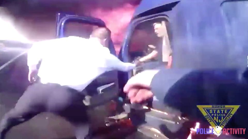Heldenhafter Einsatz: Polizisten retten Lkw-Fahrer aus brennendem Truck Heldenhafter Einsatz: Polizisten retten Lkw-Fahrer aus brennendem Truck