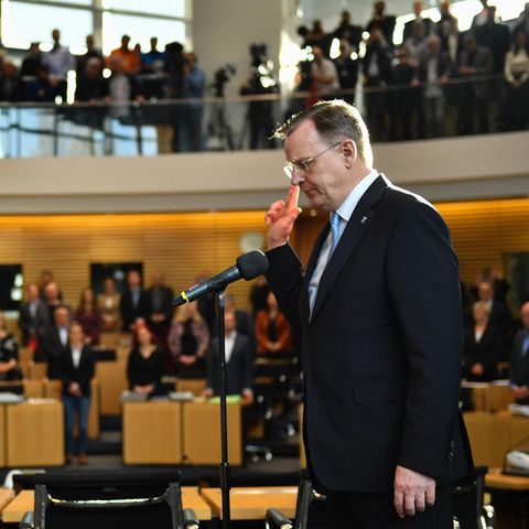 Bodo Ramelow (r., Die Linke) legt vor Landtagspräsidentin Birgit Keller seinen Amtseid ab 