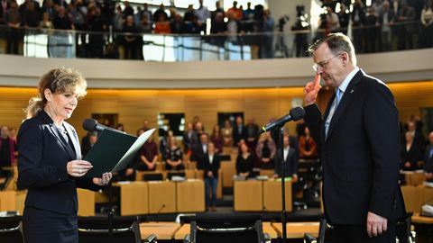 Bodo Ramelow (r., Die Linke) legt vor Landtagspräsidentin Birgit Keller seinen Amtseid ab 