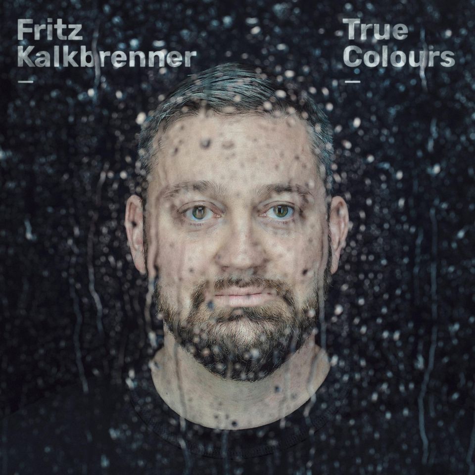 Das neue Album "True Colours" von Fritz Kalkbrenner Albumcover mit Fritz Kalkbrenner hinter verregneter Fensterscheibe