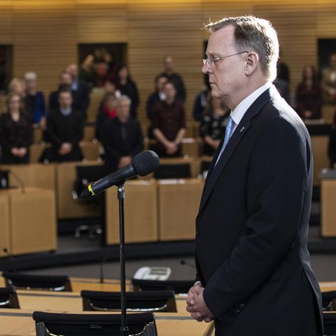 Im Sitzungssaal des Landtags in Thüringen steht Bodo Ramelow aufrecht vor einem Mikro