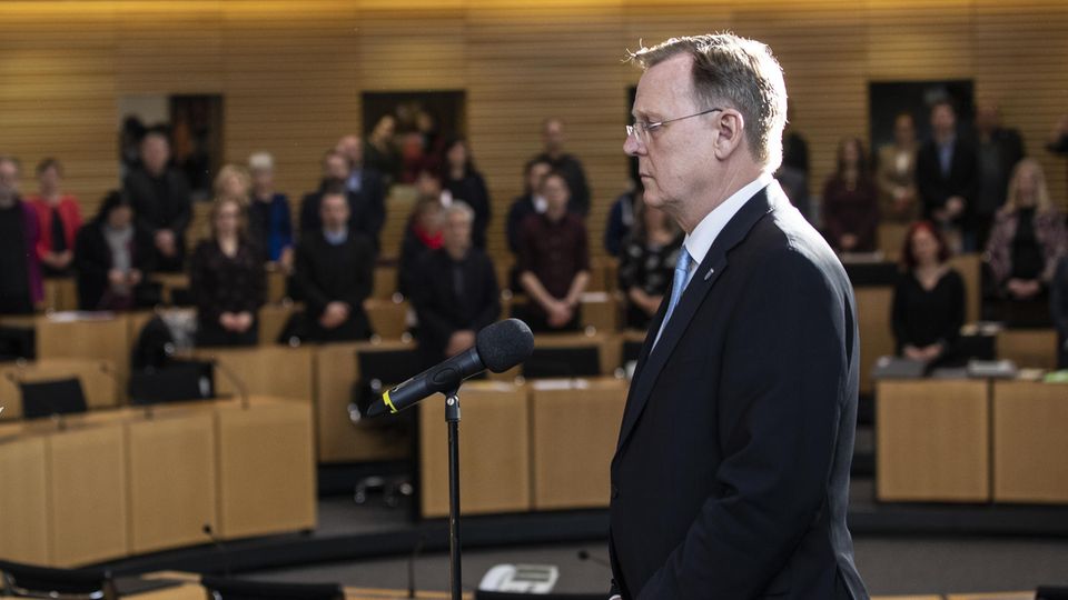 Im Sitzungssaal des Landtags in Thüringen steht Bodo Ramelow aufrecht vor einem Mikro