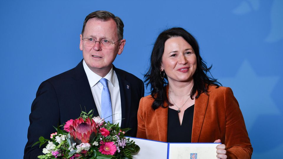 Bodo Ramelow (l, Die Linke), steht neben der neu ernannten Umweltministerin Anja Siegesmund