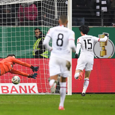 Daichi Kamada (r.) trifft zum 2:0 für Eintracht Frankfurt gegen Werder Bremen