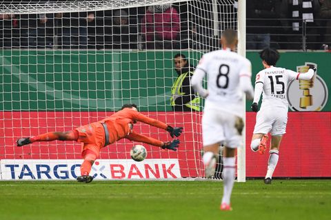 Daichi Kamada (r.) trifft zum 2:0 für Eintracht Frankfurt gegen Werder Bremen