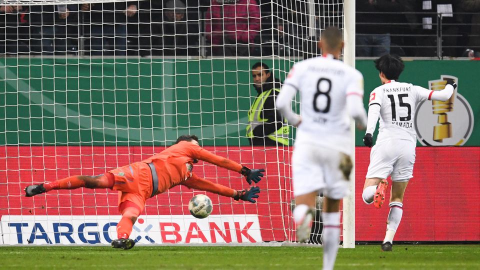 Daichi Kamada (r.) trifft zum 2:0 für Eintracht Frankfurt gegen Werder Bremen