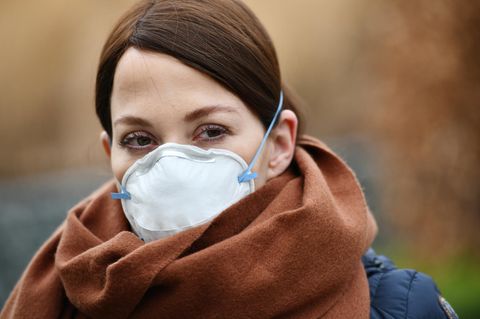 Coronavirus: Eine Frau trägt eine Atemschutzmaske