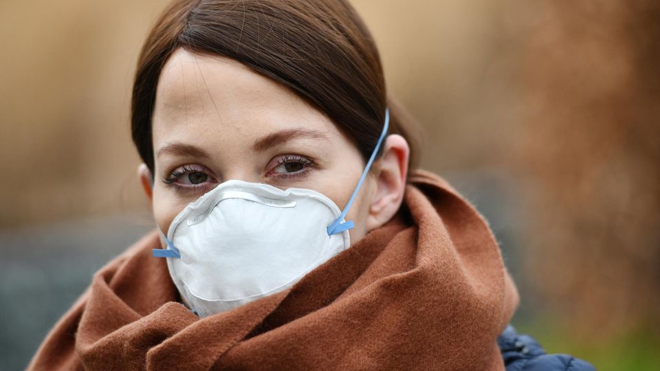 "Keine Panik" vor dem Coronavirus - warum diese Floskel nicht verwendet werden sollte Coronavirus: Eine Frau trägt eine Atemschutzmaske