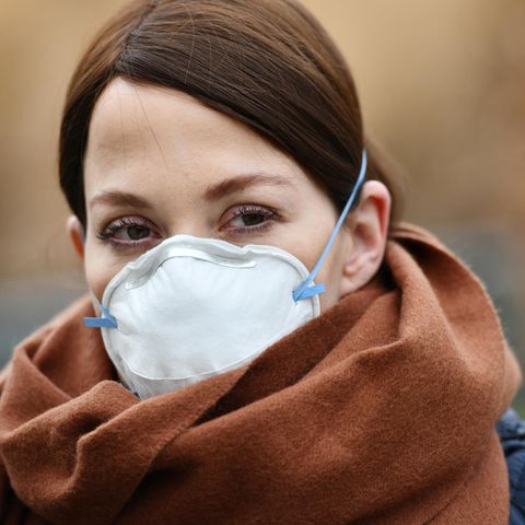 Coronavirus: Eine Frau trägt eine Atemschutzmaske