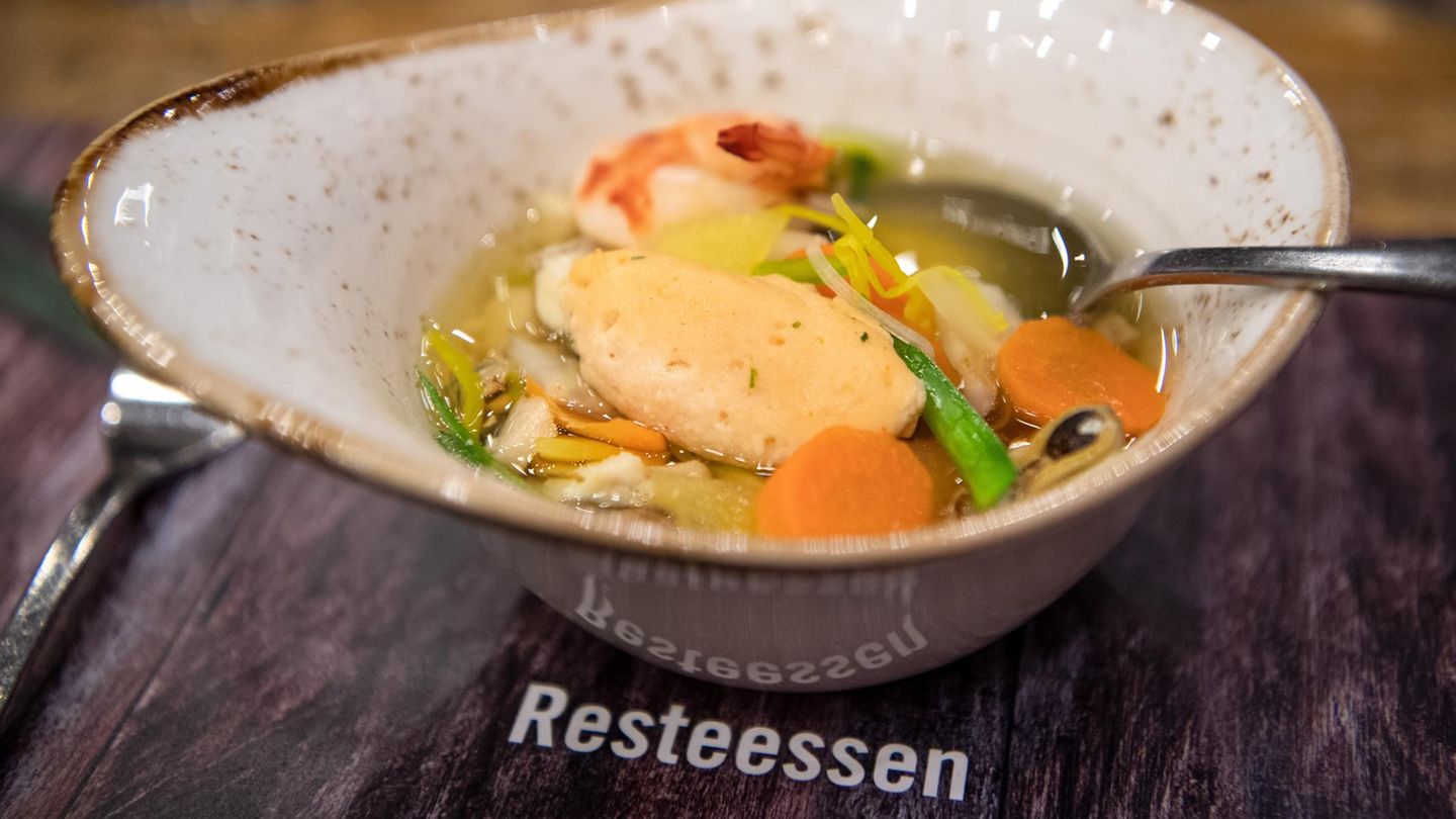 Beim Resteessen im Bremerhavener Atalantic Sail City Hotel wird Fischsuppe serviert.