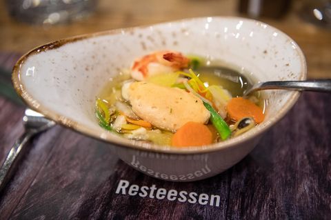 Beim Resteessen im Bremerhavener Atalantic Sail City Hotel wird Fischsuppe serviert.