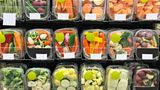 Vorgeschnittenes Obst und Gemüse sind Geldverschwendung  Wenn die Arbeit für Sie schon erledigt wurde, zahlen sie natürlich drauf. Das kann bei vorgeschnittenem Obst und Gemüse sogar bis zu 40 Prozent mehr sein. Kaufen Sie daher Obst und Gemüse am Stück und schnippeln Sie es selber klein.
