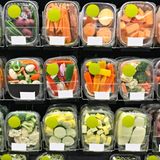 Vorgeschnittenes Obst und Gemüse sind Geldverschwendung  Wenn die Arbeit für Sie schon erledigt wurde, zahlen sie natürlich drauf. Das kann bei vorgeschnittenem Obst und Gemüse sogar bis zu 40 Prozent mehr sein. Kaufen Sie daher Obst und Gemüse am Stück und schnippeln Sie es selber klein.