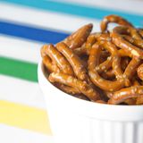 Kaufen Sie keine kleinen Snack-Portionen  Die kleinen abgepackten Brezeln sind zwar praktisch für die Handtasche oder die Lunchbox, kosten aber ein Vielfaches der großen Packung. Packen Sie deshalb lieber von der großen Verpackung in kleinere um.