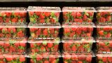 Kaufen Sie Obst nur, wenn es Saison hat  Selbstverständlich hat man auch im Winter mal Appetit auf Erdbeeren, die kommen aber meist aus Gewächshäusern aus Spanien oder Marokko - und schmecken einfach nicht wie frisch vom Feld im Sommer hierzulande. Zudem sind sie oft überteuert. Warten Sie daher besser und kaufen Sie nur Obst, das gerade Saison hat. In den Wintermonaten sind das zum Beispiel Lageräpfel.