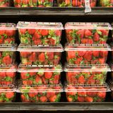 Kaufen Sie Obst nur, wenn es Saison hat  Selbstverständlich hat man auch im Winter mal Appetit auf Erdbeeren, die kommen aber meist aus Gewächshäusern aus Spanien oder Marokko - und schmecken einfach nicht wie frisch vom Feld im Sommer hierzulande. Zudem sind sie oft überteuert. Warten Sie daher besser und kaufen Sie nur Obst, das gerade Saison hat. In den Wintermonaten sind das zum Beispiel Lageräpfel.