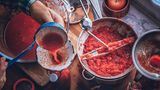 Tomatensauce ist günstiger, wenn man sie selber macht  Es ist natürlich praktisch, wenn man nur ein Glas vorgefertigte Tomatensauce öffnen muss. Hat die Tomate aber Saison, dann lohnt es sich die Sauce selber zu machen - oder aber auf Tomaten aus der Dose zurückzugreifen, die man nur noch würzen muss. Damit spart man nicht nur Geld, die Sauce ist meist auch gesünder, weil kein Zucker zugesetzt ist.