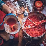 Tomatensauce ist günstiger, wenn man sie selber macht  Es ist natürlich praktisch, wenn man nur ein Glas vorgefertigte Tomatensauce öffnen muss. Hat die Tomate aber Saison, dann lohnt es sich die Sauce selber zu machen - oder aber auf Tomaten aus der Dose zurückzugreifen, die man nur noch würzen muss. Damit spart man nicht nur Geld, die Sauce ist meist auch gesünder, weil kein Zucker zugesetzt ist.